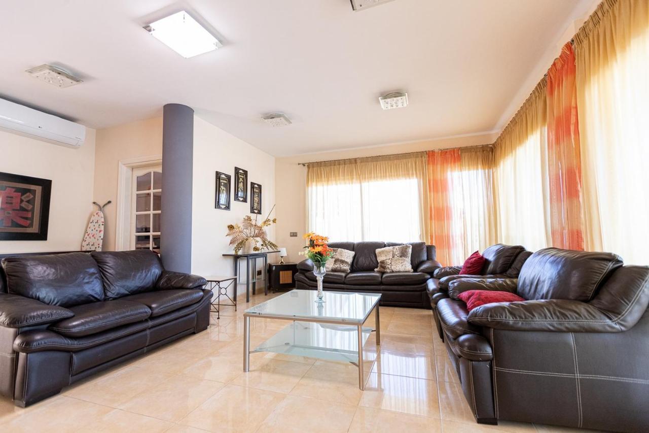 Villa With Private Pool And Magnificent Views 아데제 외부 사진
