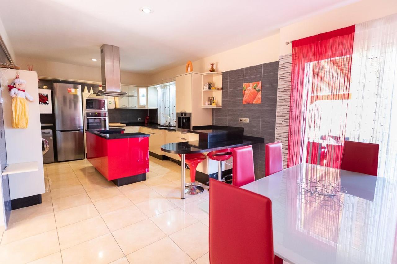 Villa With Private Pool And Magnificent Views 아데제 외부 사진
