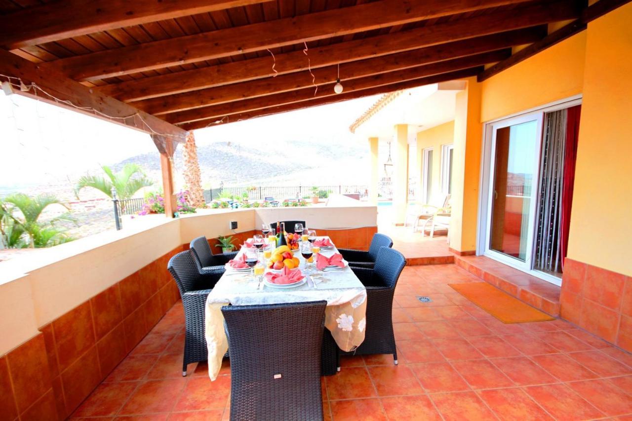 Villa With Private Pool And Magnificent Views 아데제 외부 사진