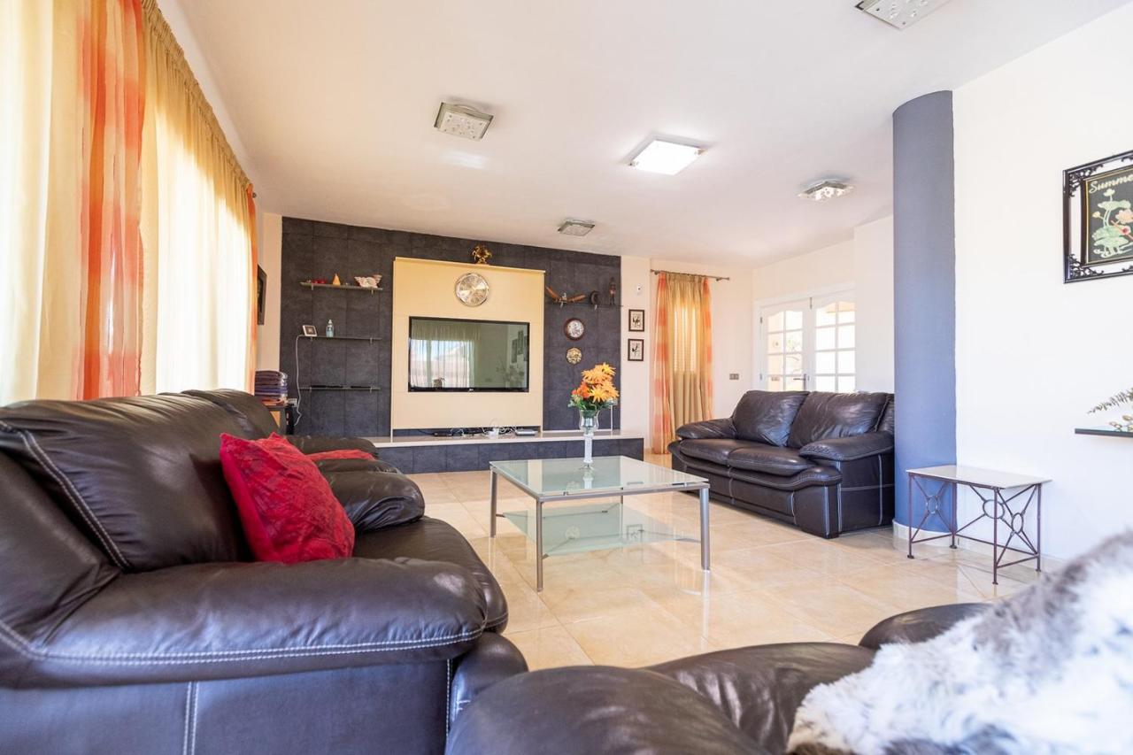 Villa With Private Pool And Magnificent Views 아데제 외부 사진