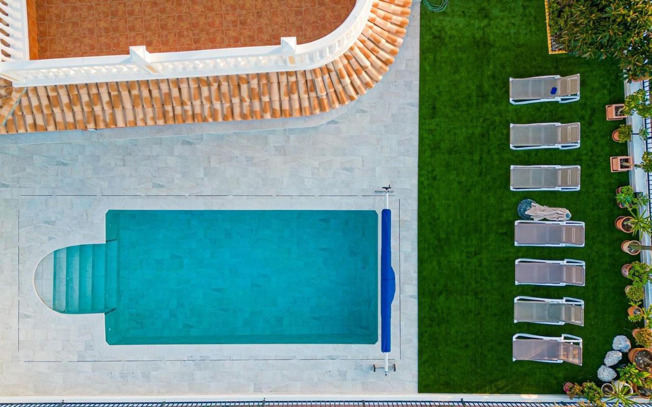 Villa With Private Pool And Magnificent Views 아데제 외부 사진
