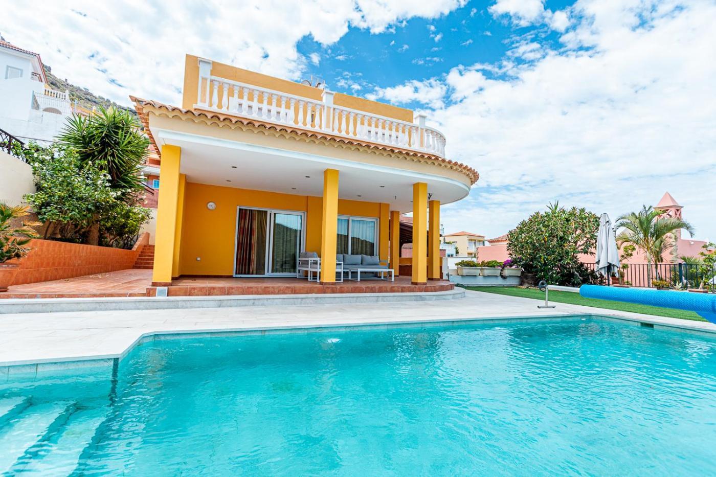 Villa With Private Pool And Magnificent Views 아데제 외부 사진