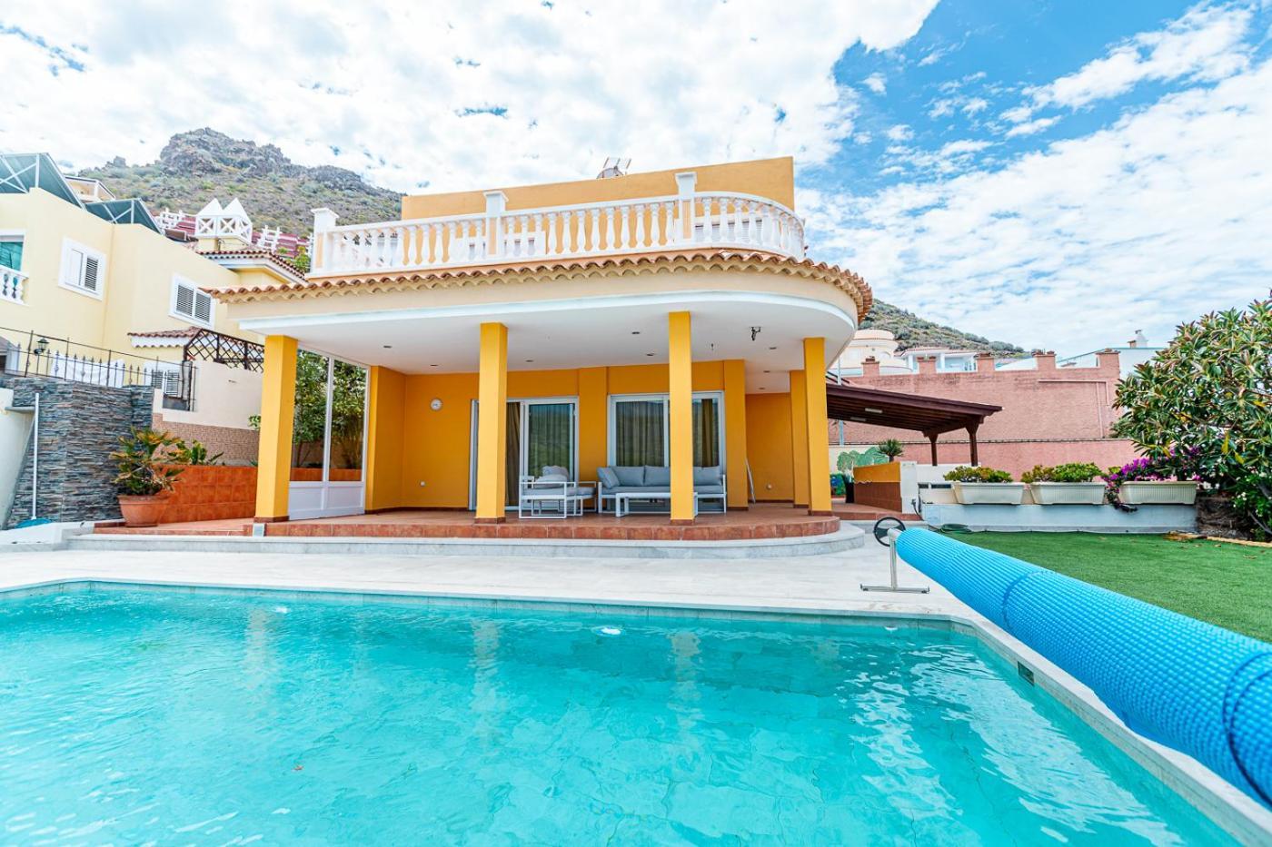 Villa With Private Pool And Magnificent Views 아데제 외부 사진