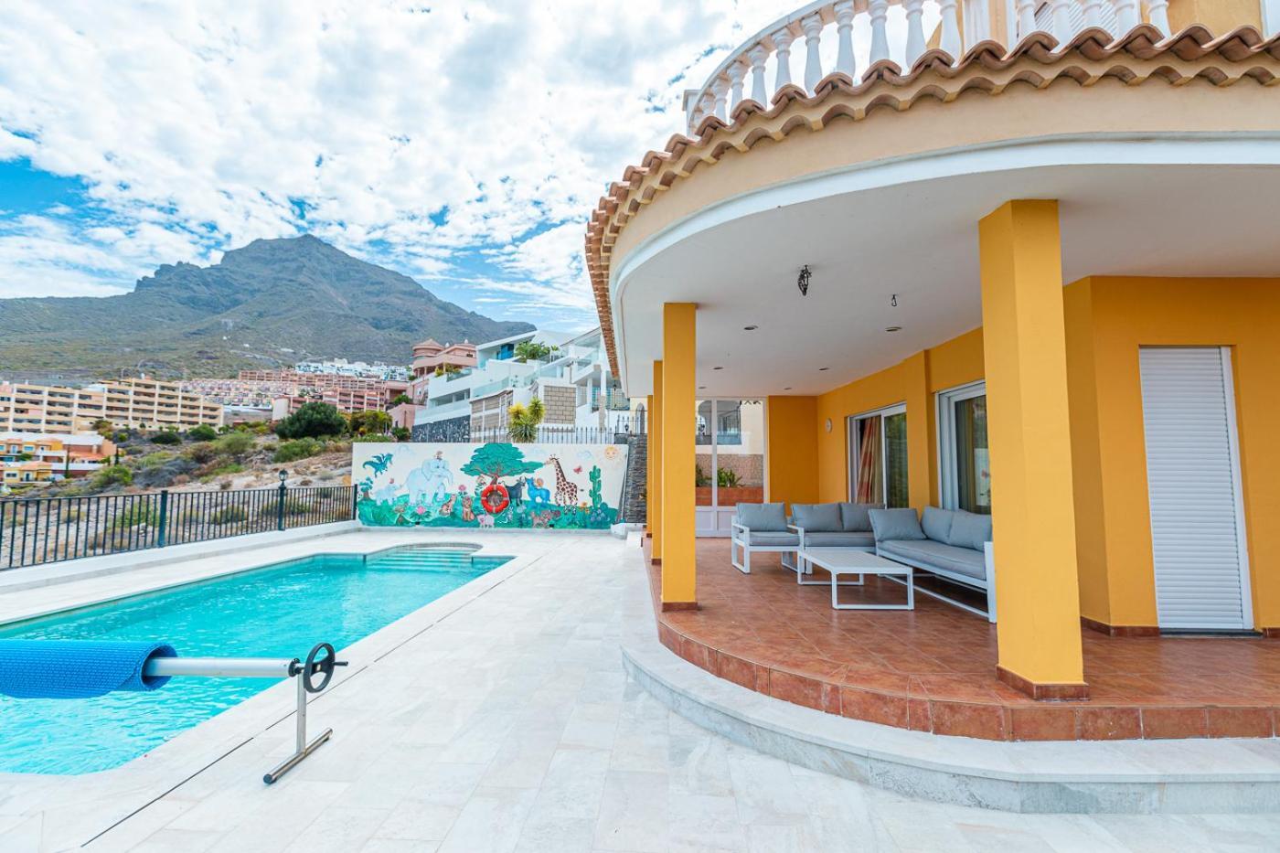 Villa With Private Pool And Magnificent Views 아데제 외부 사진